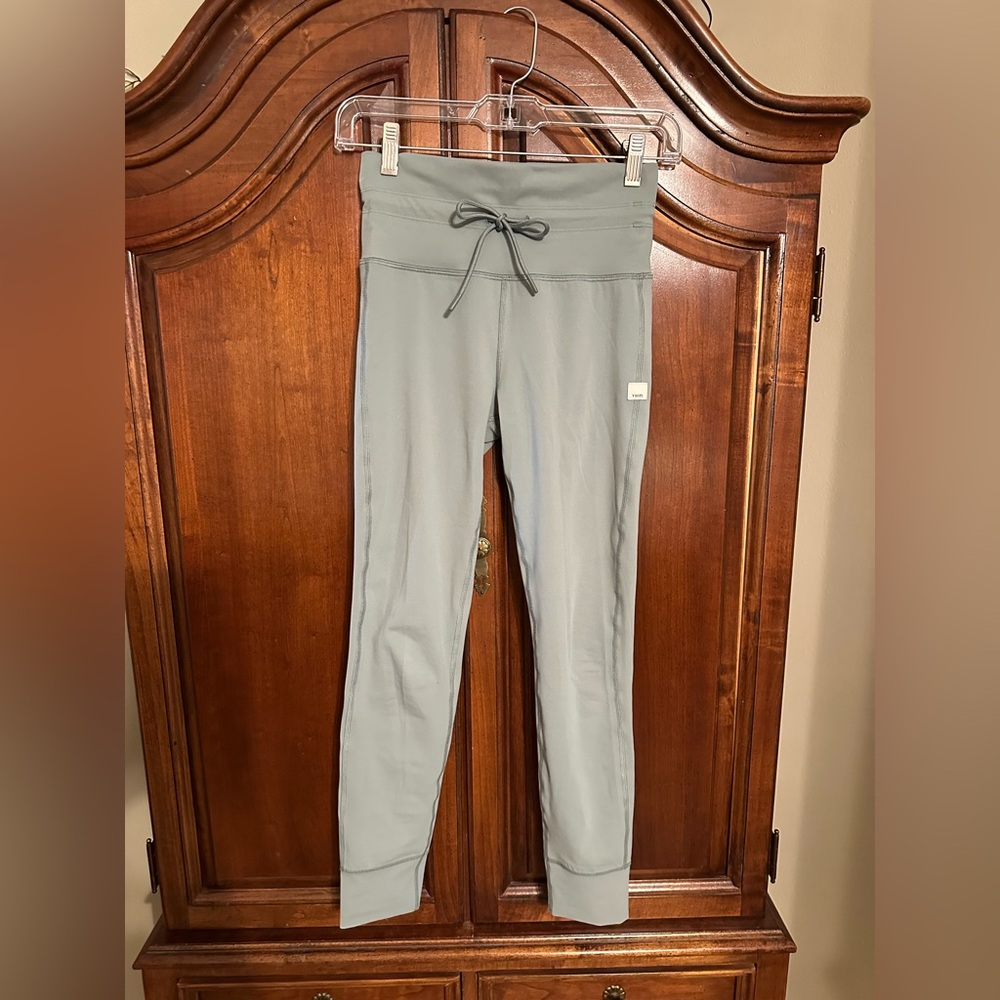 Vuori daily leggings, size small. Oregano color